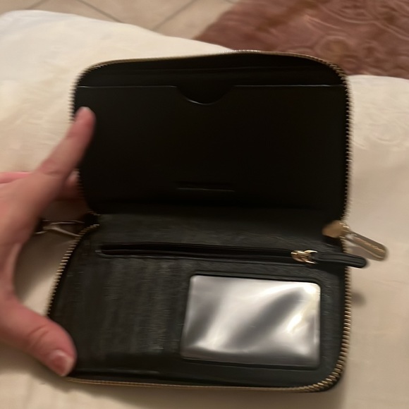 Michael Kors- Wristlet color black - Picture 4 of 4